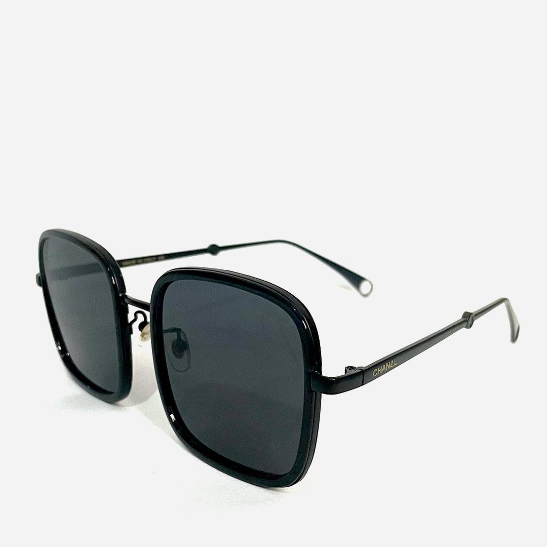 Óculos de sol Aviator Black com design sofisticado, armação metálica preta e lentes escuras elegantes.