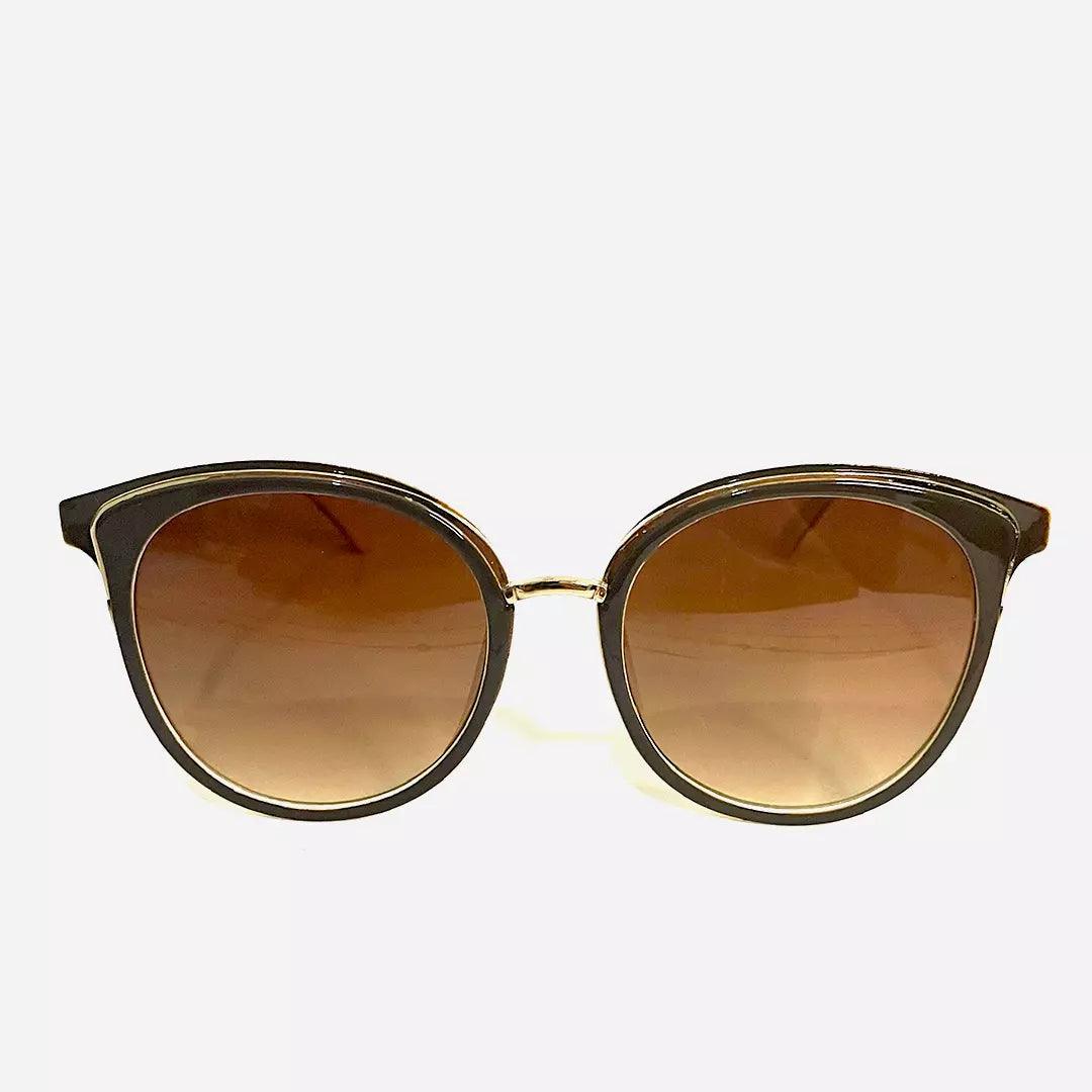 Óculos de sol Brown Clássico com armação em tom marrom escuro e dourado, lentes degradê marrons. Design atemporal para um visual sofisticado.