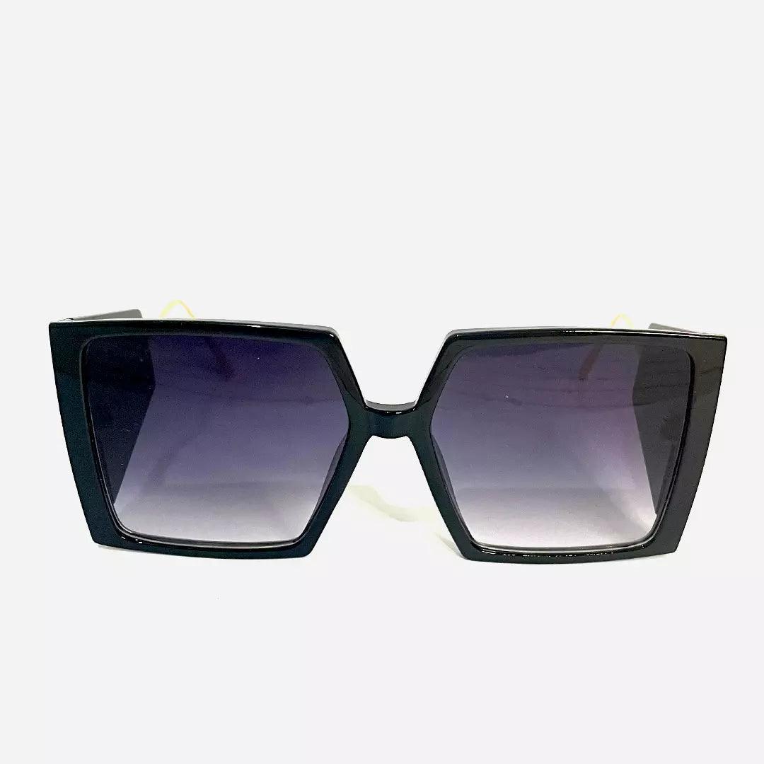 Óculos de sol Chic We Black com formato geométrico arrojado. Armação em preto brilhante com lentes degradê escuras, ideal para um visual moderno e sofisticado.