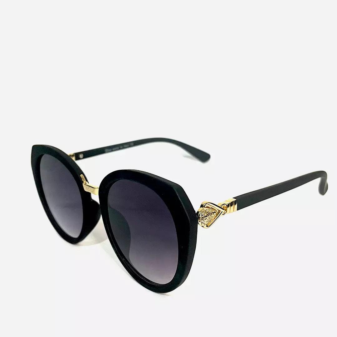 Óculos de sol Diamond Black com armação preta e detalhes geométricos sofisticados, lentes degradê escuras e acabamentos dourados elegantes nas hastes, ideal para compor um estilo moderno e requintado.