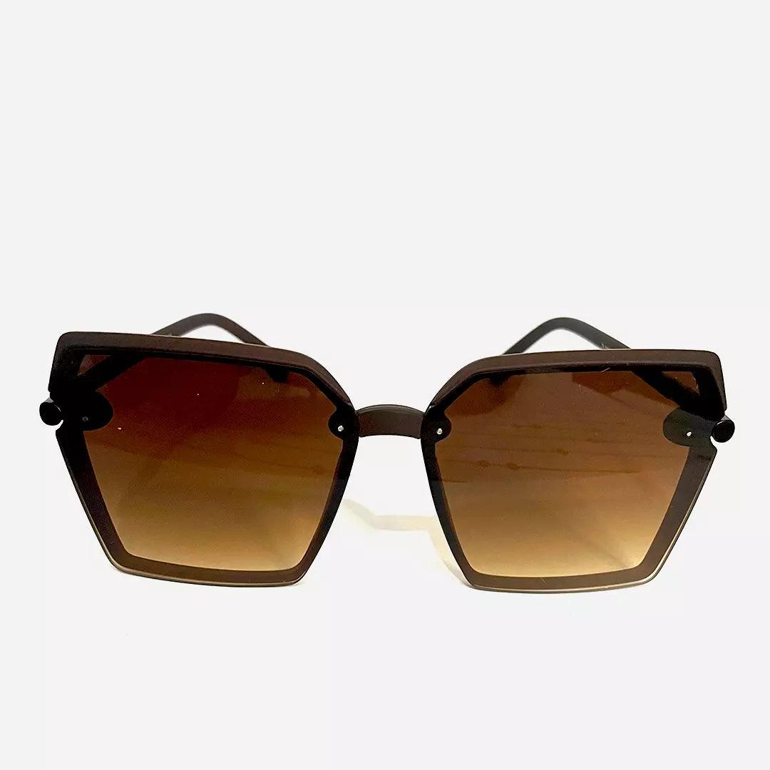 Óculos de sol Geo Brown com design geométrico moderno e armação em tons marrons. Lentes em degradê oferecem estilo e sofisticação para todas as ocasiões.