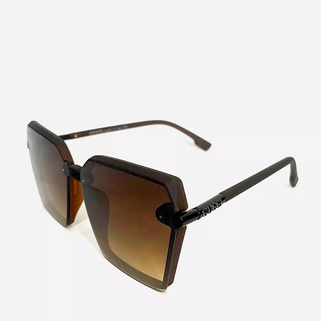 Óculos de sol Geo Brown com armação geométrica elegante e acabamento em marrom fosco. Lentes degradê que combinam proteção e sofisticação, perfeitos para um estilo contemporâneo.