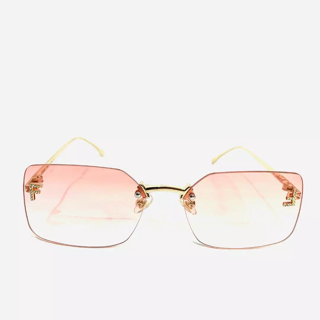 Óculos de sol Gradient Pink com lentes quadradas em tom rosa degradê e armação dourada minimalista, ideal para um estilo elegante e delicado.