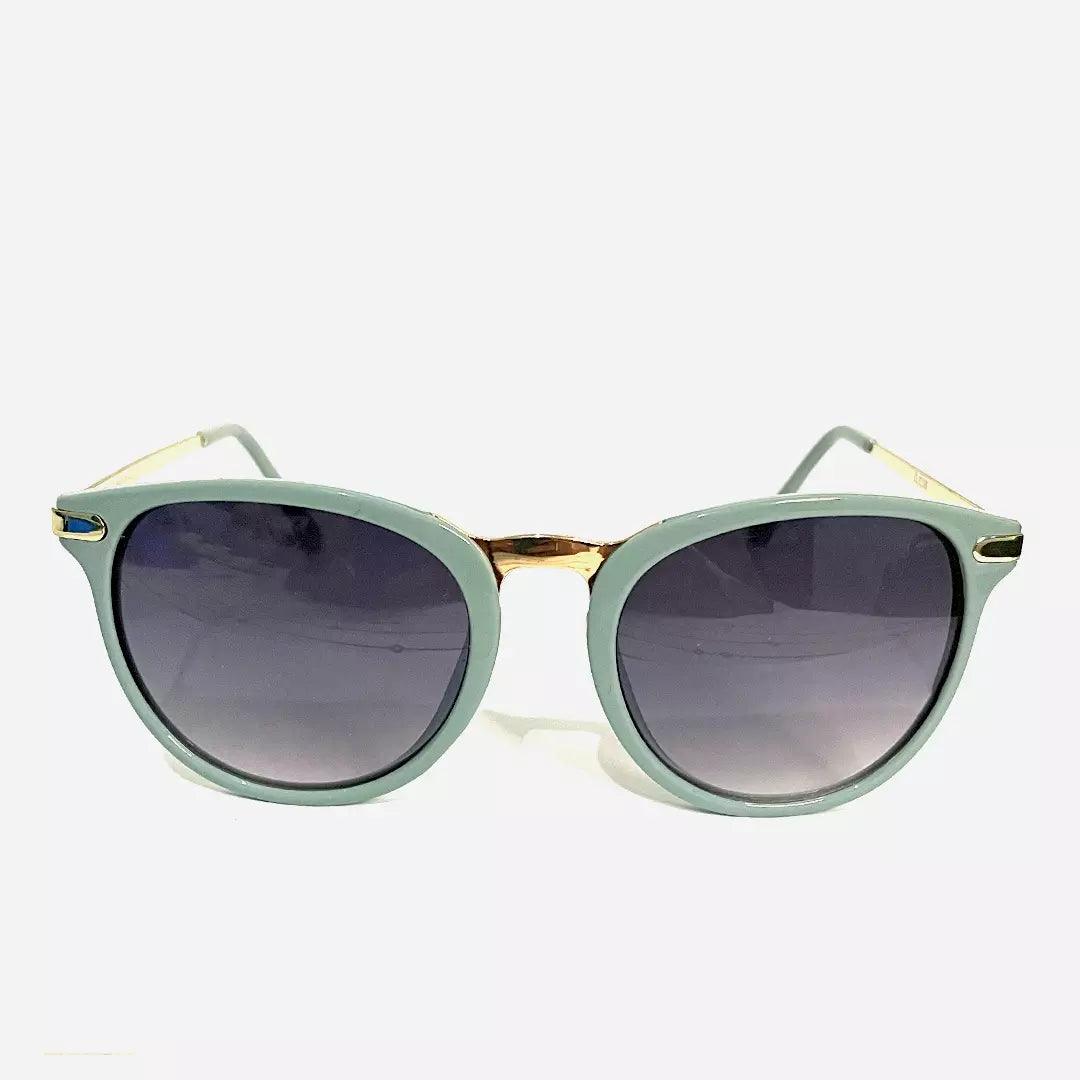 Óculos de sol Green Ray com armação verde suave, detalhes em dourado e lentes escuras graduais, combinando elegância e estilo moderno.