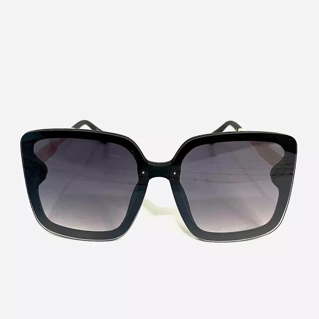 Óculos de sol High Influencer com design quadrado, lentes escuras em degradê e armação preta robusta. Um acessório sofisticado e marcante.