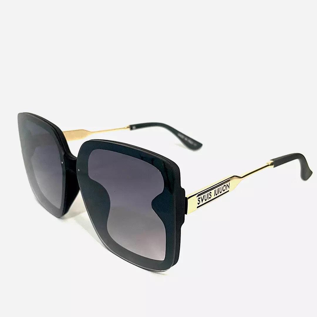 Óculos de sol High Influencer com design quadrado, armação preta com detalhes em dourado e hastes finas personalizadas. Lentes escuras em degradê.