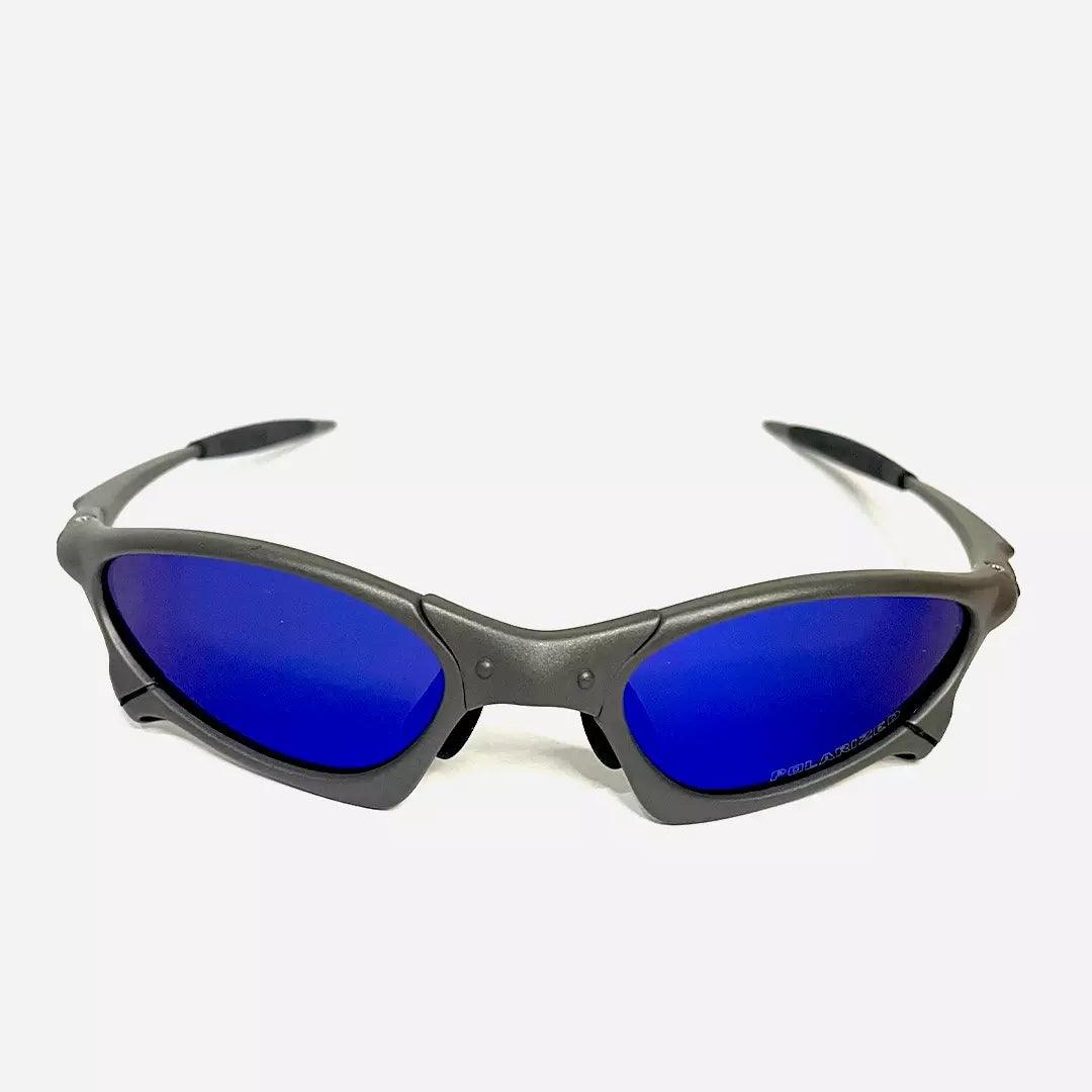 Óculos de sol Juliet com armação cinza fosca e lentes espelhadas azul profundo, design esportivo e contemporâneo. Modelo exclusivo da Lottus Unique, ideal para um estilo moderno e atividades ao ar livre.