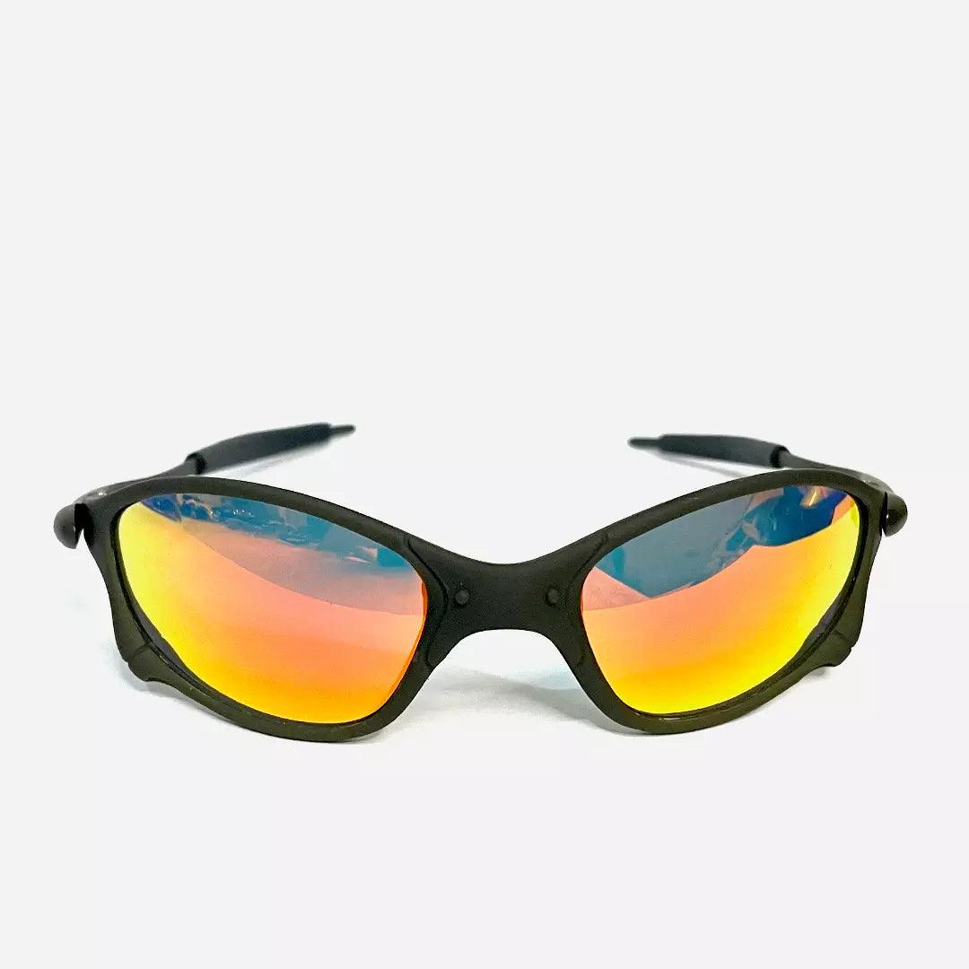 Óculos de sol Juliet com armação cinza fosca e lentes espelhadas em degrade laranja e amarelo, design esportivo e moderno. Modelo exclusivo da Lottus Unique, perfeito para um visual arrojado e atividades ao ar livre.