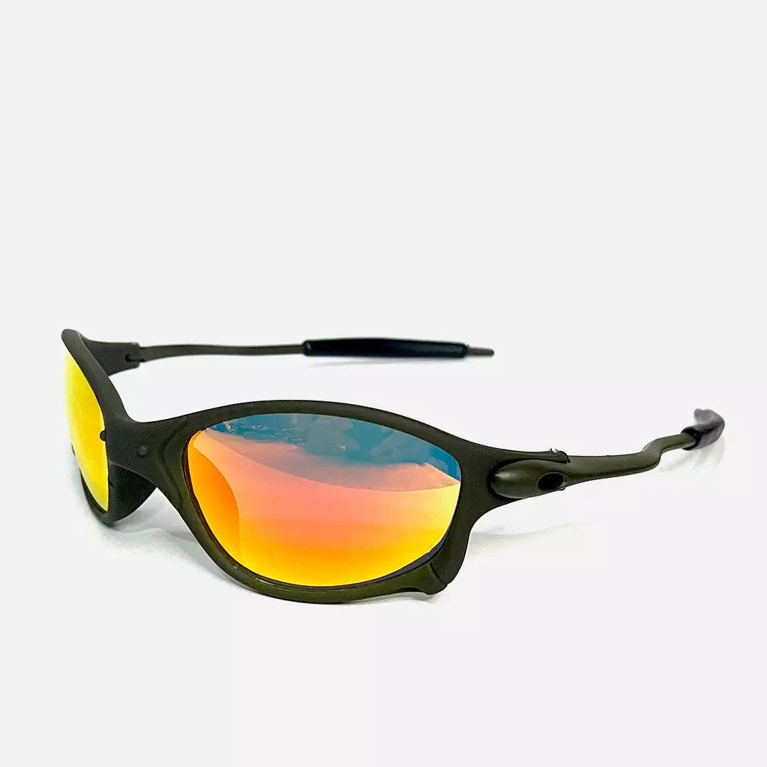 Óculos de sol Juliet com armação cinza fosca e lentes espelhadas em degrade laranja e amarelo, vista lateral destacando o design aerodinâmico e esportivo. Modelo exclusivo da Lottus Unique, ideal para looks ousados e modernos.