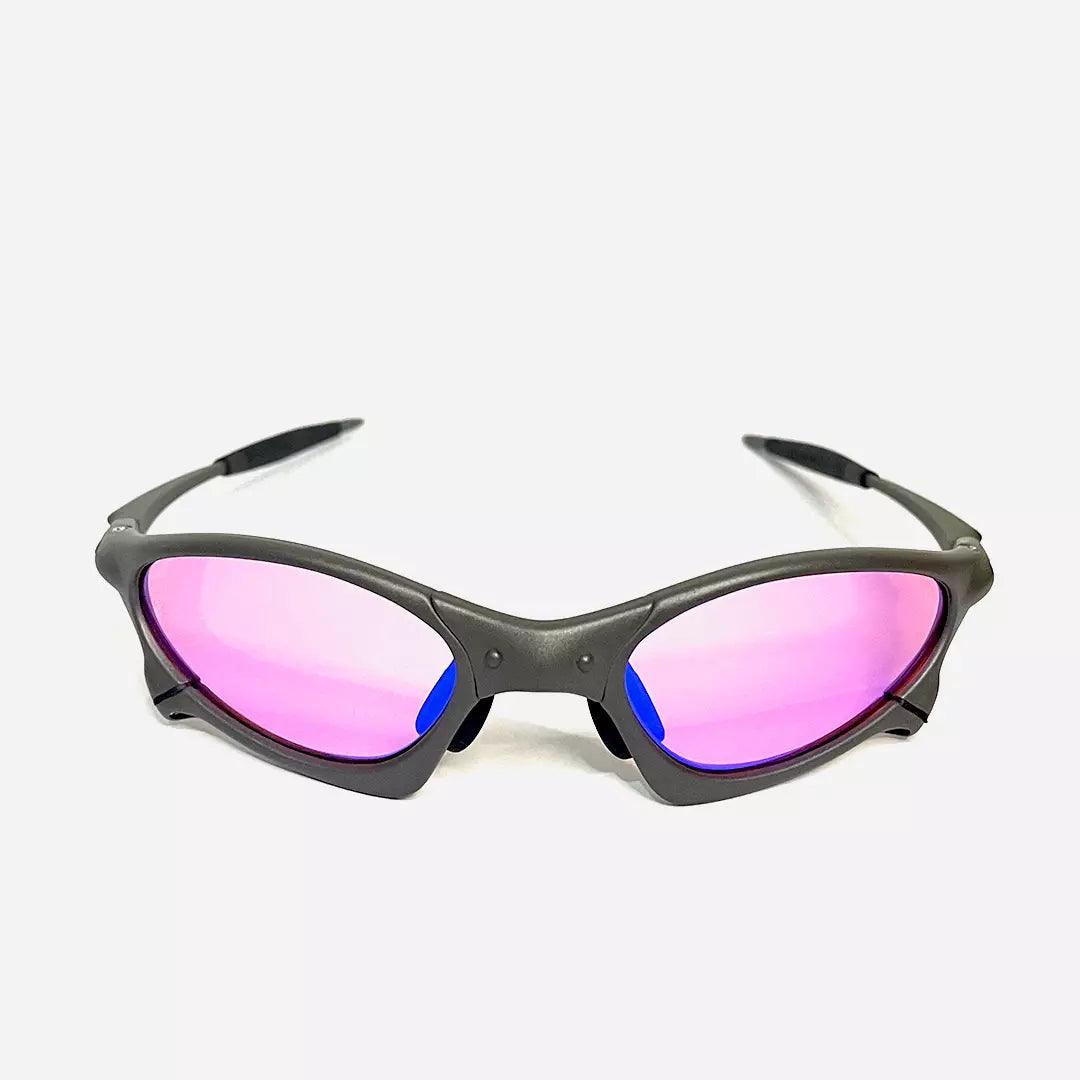 Óculos de sol Juliet com armação cinza fosca e lentes roxas neon espelhadas, design esportivo e contemporâneo, ideal para looks modernos e ousados. Modelo disponível na Lottus Unique.