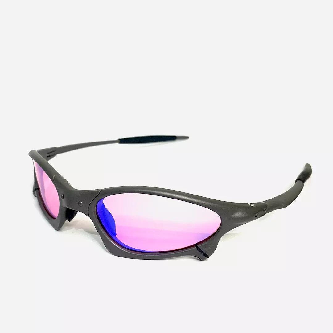 Óculos de sol Juliet com armação cinza fosca e lentes espelhadas em tom roxo neon, visto de ângulo lateral que destaca o design esportivo e aerodinâmico. Modelo exclusivo da Lottus Unique, ideal para looks ousados e modernos.