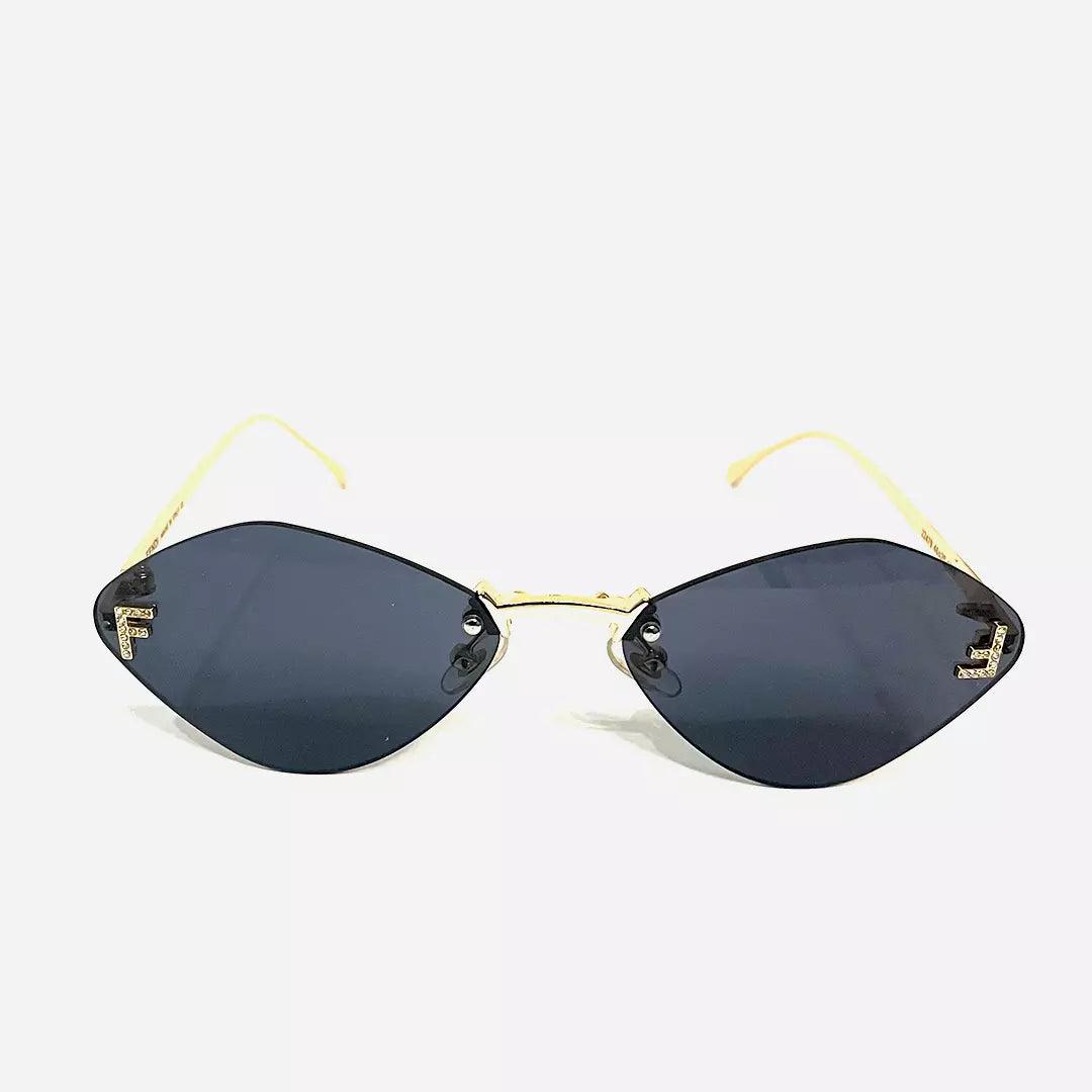 Óculos de sol Lucky Black Gold com lentes escuras e armação dourada vista de frente, destacando a elegância e o design minimalista. Modelo exclusivo da Lottus Unique, ideal para compor looks sofisticados.