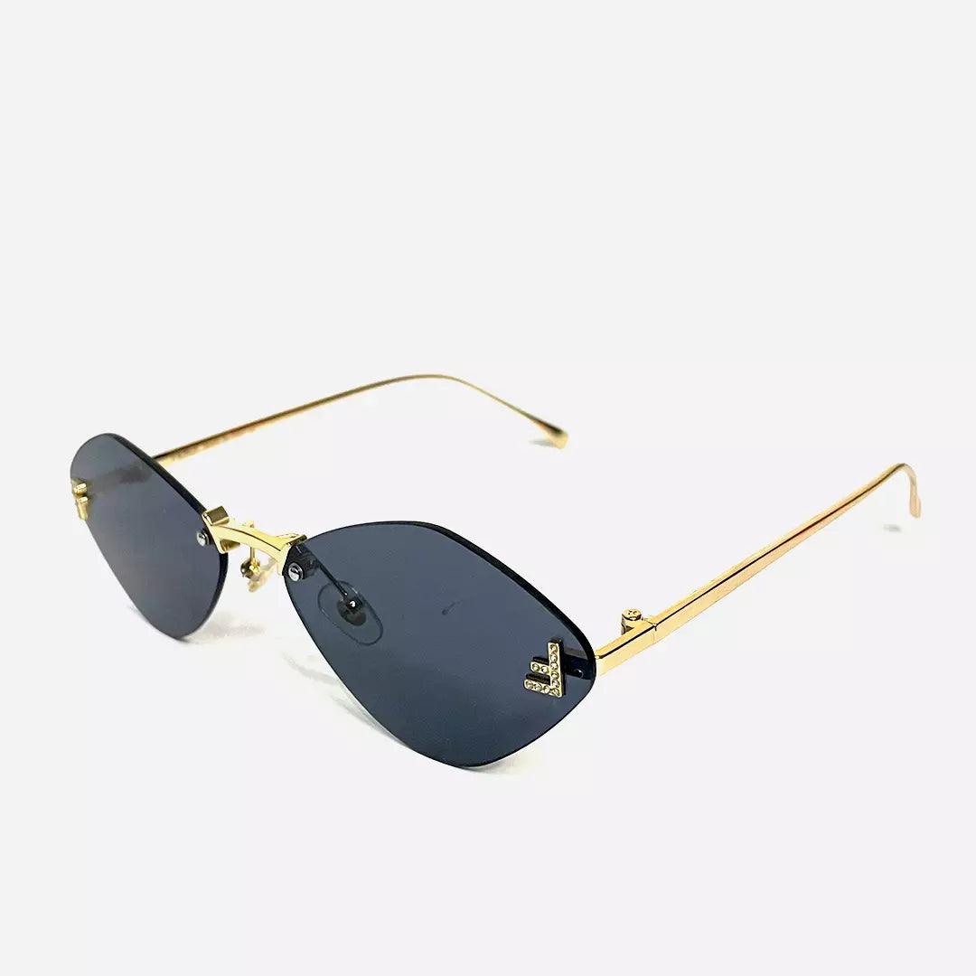 Óculos de sol Lucky Black Gold com armação dourada elegante e lentes escuras ovais, destacando um design minimalista e sofisticado. Modelo exclusivo da Lottus Unique, perfeito para ocasiões formais e casuais.