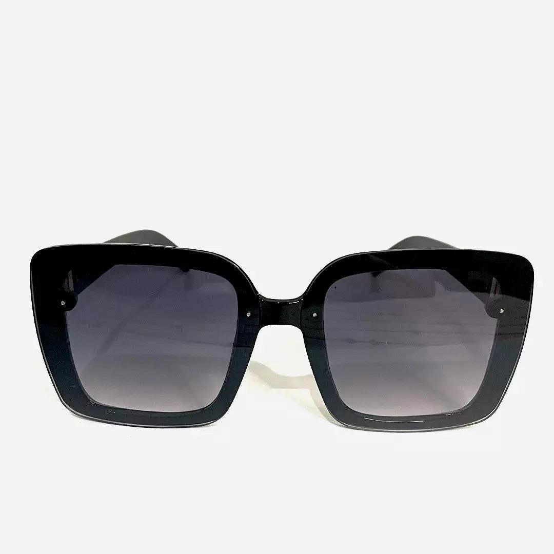 Óculos de sol Lux Black com design clássico quadrado. Armação preta polida e lentes degradê escuras, perfeito para um visual elegante e atemporal.