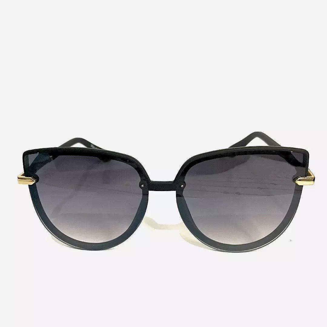 Óculos de sol Maria Carlota Black com armação elegante em preto, lentes degradê escuras e detalhes dourados nas hastes, combinando sofisticação e estilo.