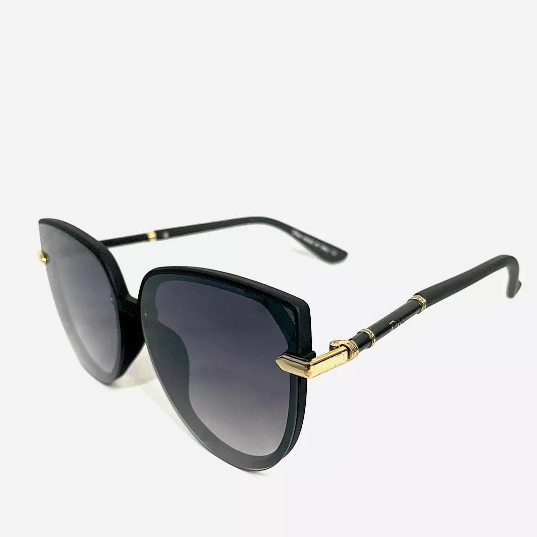 Óculos de sol Maria Carlota Black com design moderno, armação preta, lentes degradê escuras e acabamentos dourados que destacam a sofisticação.