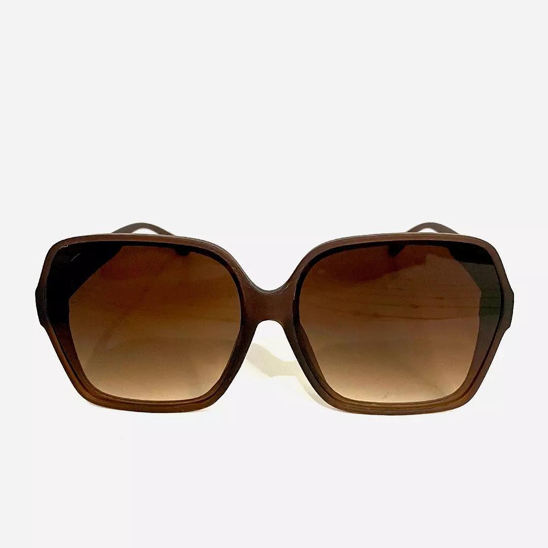 Óculos de sol Max Brown com design arrojado e armação em tom marrom sofisticado. Lentes marrons com efeito degradê, ideal para um visual moderno e elegante.