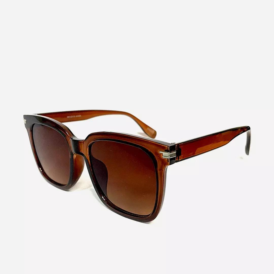 Óculos de sol Planet Brown com design moderno, armação em tom marrom translúcido e lentes marrons que combinam estilo e proteção.