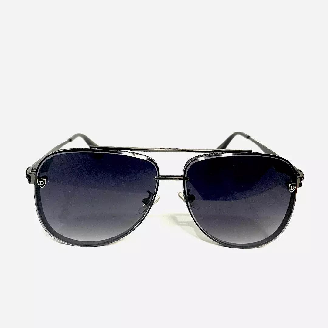 Óculos de sol estilo retrô aviador com armação metálica preta e lentes degradê escuras, design clássico e elegante. Modelo exclusivo da Lottus Unique, perfeito para compor looks sofisticados e atemporais.