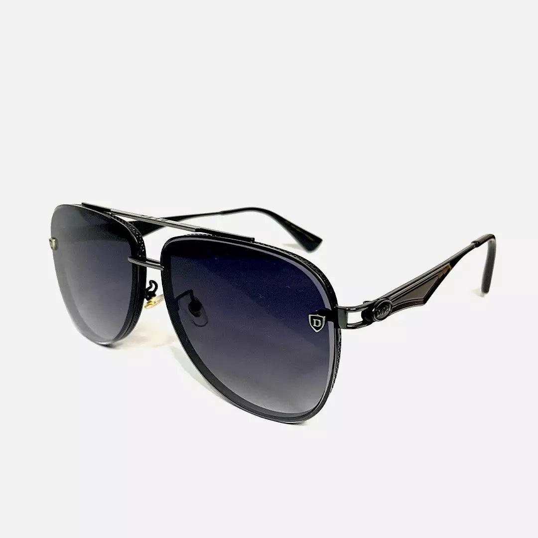 Óculos de sol estilo retrô aviador com armação metálica preta, lentes degradê escuras e detalhes laterais sofisticados, visto de ângulo lateral. Modelo exclusivo da Lottus Unique, ideal para um visual clássico e elegante.