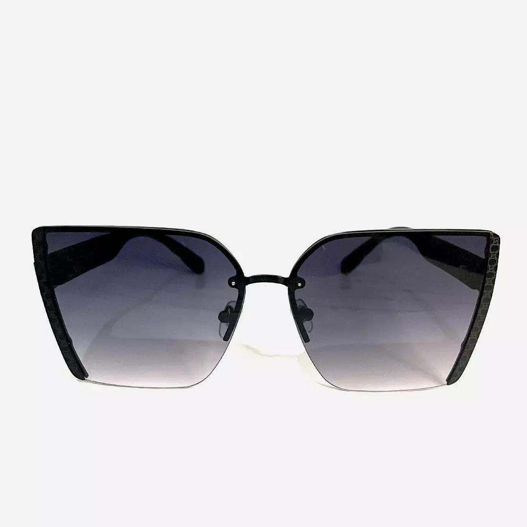 Óculos de sol Smart Black com design refinado e lentes escuras em degradê, destacando armação minimalista e leve. Elegância e modernidade para qualquer ocasião.