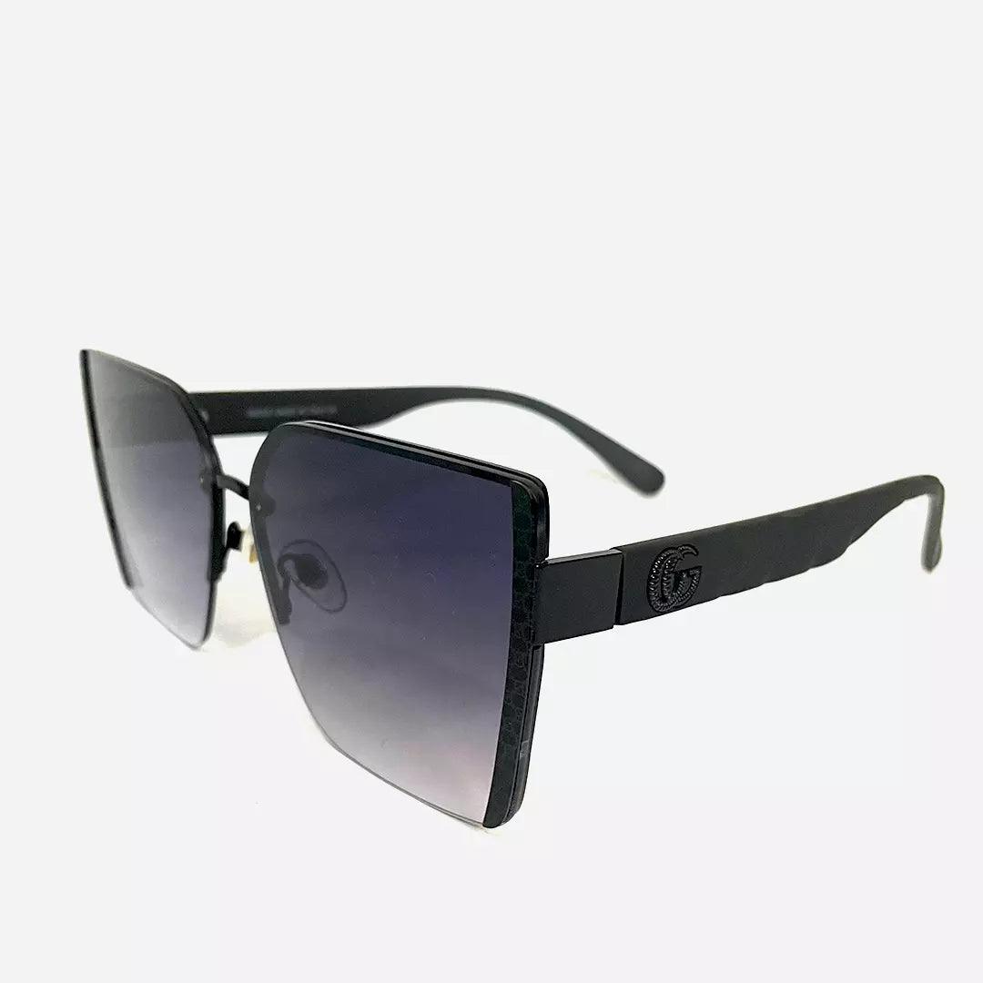 Óculos de sol Smart Black com design geométrico ousado, armação preta robusta e hastes decoradas com detalhe em relevo. Lentes escuras com degradê elegante.