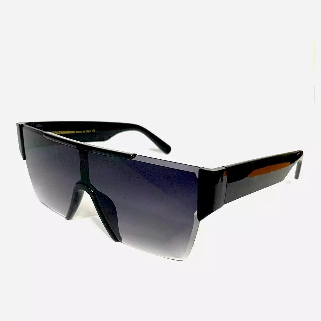 Óculos de sol Square Black Luxury com lentes grandes e retangulares em preto degradê e armação robusta e moderna na cor preta. Um design marcante para um estilo sofisticado.