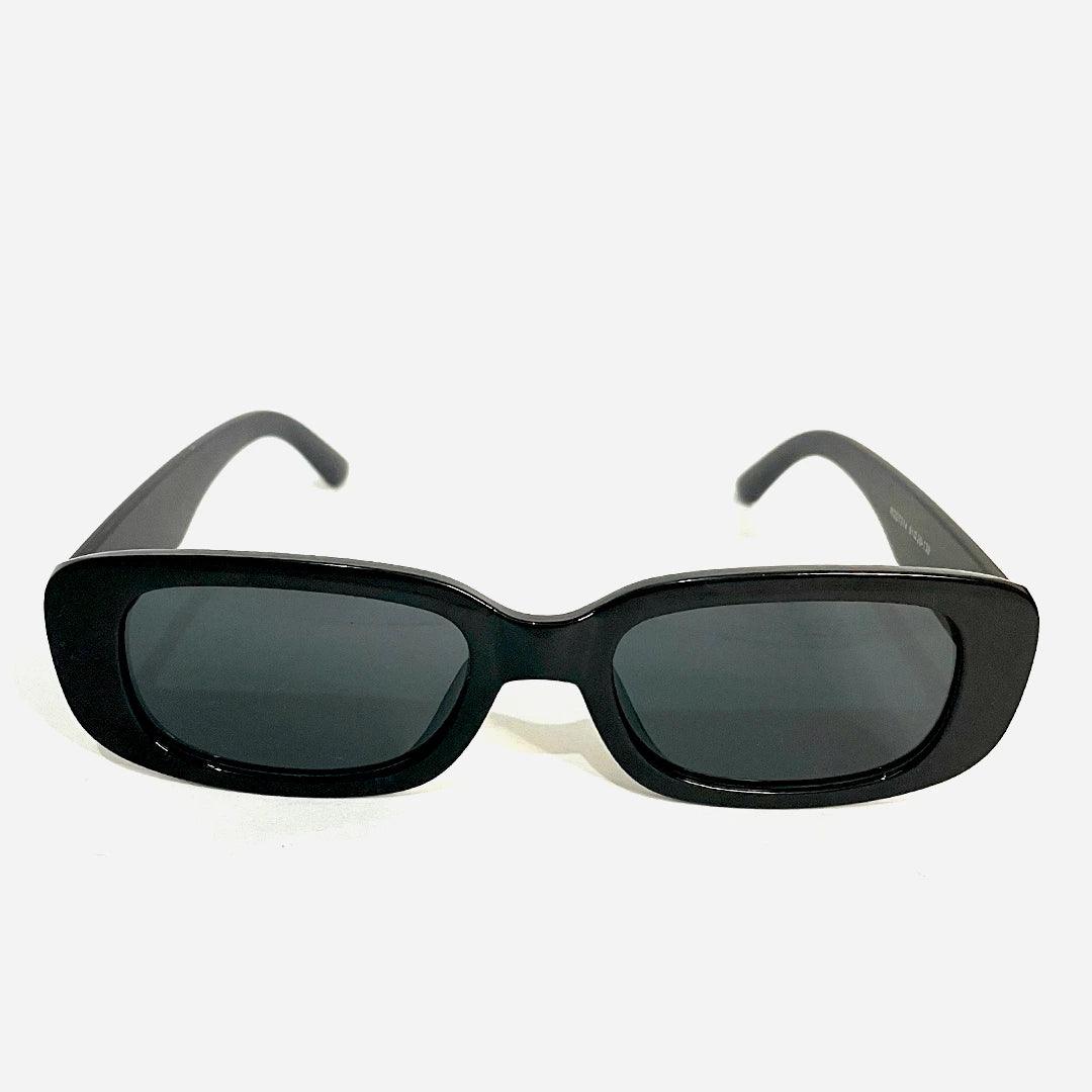 Óculos de sol modelo Vintage Black com armação retangular em preto brilhante e lentes escuras, estilo retrô minimalista.