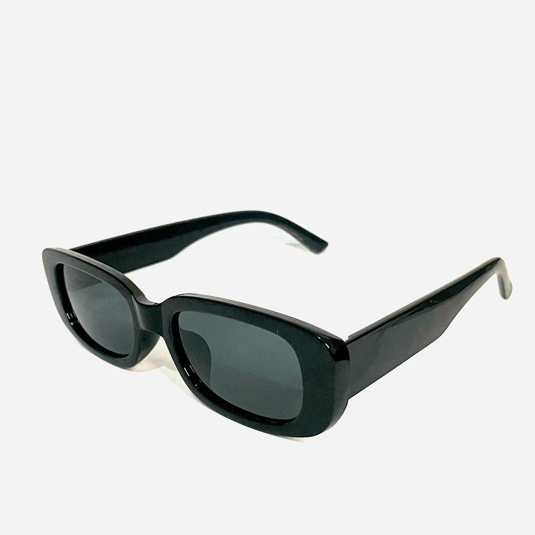 Óculos de sol Vintage Black em ângulo lateral, destacando a armação preta brilhante e as lentes escuras, perfeitos para um look clássico e sofisticado.