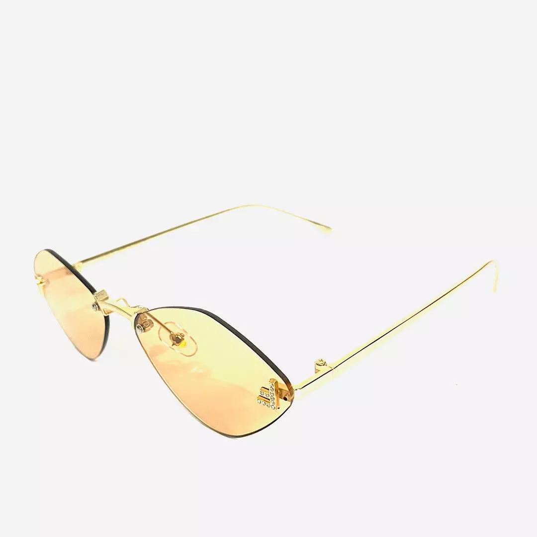 Óculos de sol Lucky Gold com design minimalista, armação dourada e lentes amareladas em formato geométrico elegante.